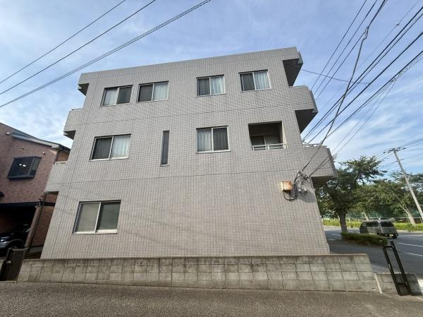 タイル張りの外観が特徴的な建物です。道に面した立地でアクセスが便利です。シンプルなデザインが印象的な外観です。周囲の環境も良好です。個性的な構造が目を引きます。