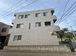 タイル張りの外観が特徴的な建物です。道に面した立地でアクセスが便利です。シンプルなデザインが印象的な外観です。周囲の環境も良好です。個性的な構造が目を引きます。
