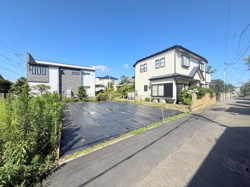 日当たりが良好で空が広く感じられる外観です。道路に面していてアクセスしやすく周囲の建物とも調和がとれています。開放感を感じられる立地が特徴の一つです。植栽スペースもしっかりと確保されています。
