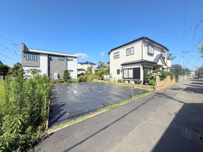 日当たりが良好で空が広く感じられる外観です。道路に面していてアクセスしやすく周囲の建物とも調和がとれています。開放感を感じられる立地が特徴の一つです。植栽スペースもしっかりと確保されています。