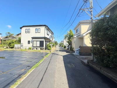 前面道路は幅があり車の通行もスムーズにおこなえます。周辺には住宅が建ち並び静かな住環境が整っています。現地は日当たりも良好で開放感があります。道路沿いでアクセスも便利です。
