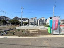 日当たりの良い立地にある外観です。周辺には整った住宅が建ち並び整然とした雰囲気となっています。敷地はフラットで活用しやすい形状です。道路幅も広く車の出入りもスムーズです。開放感のあるエリアが魅力です。