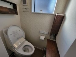明るい採光が特徴のトイレです。使いやすいシンプルな空間で窓からの自然光が感じられます。