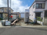 周辺には住宅が立ち並び落ち着いた雰囲気が感じられます。前面道路は幅が広く車両の出入りもスムーズに行えます。日当たりがしっかりと確保できる立地です。建築計画の自由度も期待できます。