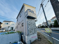 周囲には住宅が立ち並ぶエリアに位置し前面道路に面した立地です。モダンな外観デザインで目を引く外壁の配色が特徴的です。窓の配置やバルコニー部分なども印象的なポイントとなっています。
