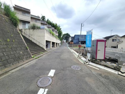 現地周辺は車通りが少なく落ち着いた環境です。道路幅も確保されておりゆとりのある前面道路が印象的です。周辺には整然とした住宅が並んでいます。現地写真で街並みの雰囲気が伝わります。