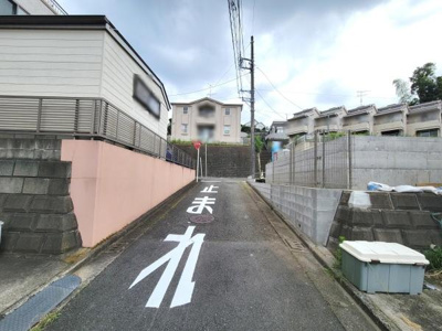 現地写真より周辺は落ち着いた住宅街となっており前面道路は交通量が少なめです。道路幅がしっかり確保されているため車の出入りもスムーズに行えます。整然とした街並みが印象的です。