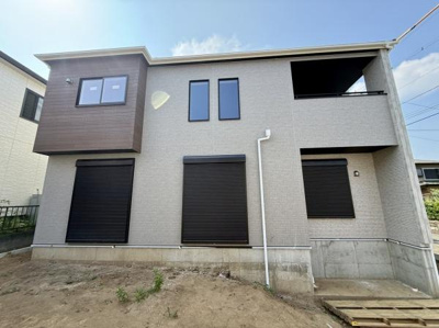 シンプルな外観デザインが印象的な建物です。大きな窓が設けられており外観にアクセントを加えています。新しい建物ならではの清潔感が感じられます。前面道路からのアクセスもスムーズです。