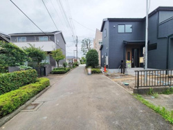 前面道路が広く車通りも少なめで落ち着いた雰囲気です。周辺には植栽もあり緑が感じられる環境です。道路沿いに整った住宅が並び街並みが整っています。現地へのアクセスもスムーズな立地です。