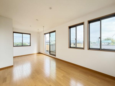 洋室は複数の窓から光が差し込む開放的な空間です。室内はシンプルな内装で床には木目調のフローリングが使用されています。明るくすっきりとした雰囲気が特徴です。広さを感じられる設計となっています。