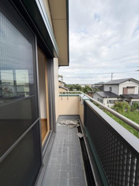 バルコニーからは周辺の住宅街を望むことができ開放感を感じられます。柵の設計がしっかりしており安心してご利用いただけます。床面はメンテナンスがしやすい仕様となっています。