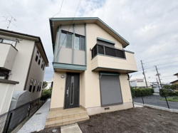 シンプルで落ち着いた外観デザインが特徴です。広めの玄関アプローチが設けられ毎日の出入りも快適です。2階にはバルコニーが設置され日当たりも期待できます。シャッター付き窓が防犯面にも配慮されています。