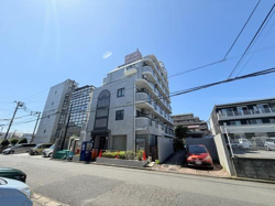 落ち着いた外観のマンションで手入れされた植栽が印象的です。タイル張りのエントランスが上品な雰囲気を演出しています。大きな通りに面しており視認性も良好です。エントランスアプローチもゆったりとしています。