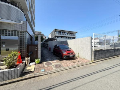 建物に隣接した駐車場があり毎日の車の出し入れがスムーズです。敷地はしっかりと区切られており安心して利用できます。道路からも入りやすい設計となっています。日当たりも良好なエリアです。