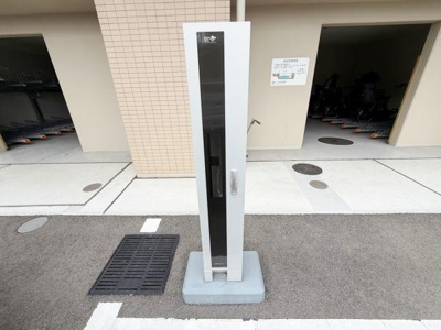 敷地内に設置された宅配ボックスが荷物の受け取りをスムーズにサポートします。無人でも安心して利用できる仕様です。建物横のスペースに設けられており利便性があります。清潔感のある外観が特徴的です。