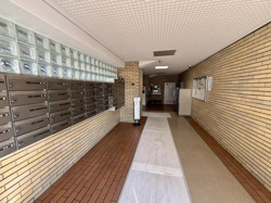 整然とした郵便ポストが配置されており住まいの安心感を感じられます。間接光が明るさを演出し広々とした空間に仕上がっています。