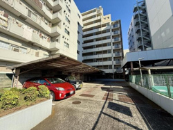 屋根付きの駐車スペースがあり雨の日でも車の乗り降りがしやすい環境です。敷地内には舗装された駐車場が整備されています。隣接した歩道やフェンスで安全にも配慮されています。