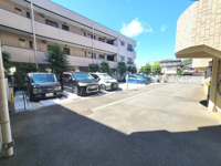 駐車場には複数台の車がゆったりと駐車可能です。敷地内に設置されているため移動もスムーズに行えます。アパートのすぐそばなので利便性に優れた配置となっています。屋外で明るい空間が広がり安心感があります。