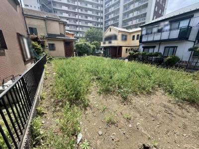 周囲に住宅やマンションが立ち並ぶエリアに位置しています。現況は更地で敷地の状態が一目で確認できます。道路側からのアクセスもしやすい立地となっています。建築プランの自由度を感じさせるスペースです。