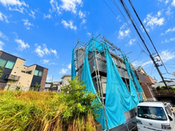 玄関までスムーズにアクセスできるタイル張りの階段が特徴です。建物外観はリフォームまたは工事中の様子で今後の変化も期待できます。敷地周囲はゆとりがあり駐輪スペースにも利用可能です。