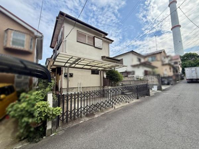 現地は落ち着いた住宅街に位置し前面道路も広めで車の出し入れがしやすい印象です。建物前にはゲート付きの駐車スペースがあります。周囲の住環境も整っており生活しやすい立地が魅力に感じられます。