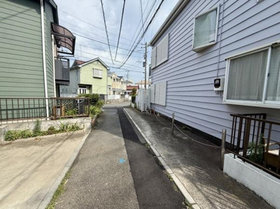 現地周辺は落ち着いた住宅街で前面道路は整備されています。幅員もあり車の通行もスムーズに感じられます。日当たりも良好で明るい雰囲気が特徴的です。近隣の建物も整った印象があります。