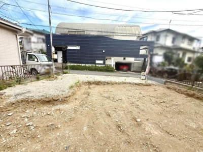 整形地となっており多様なプランニングが可能な土地です。周囲は落ち着いた住宅街で住環境が整っています。前面道路も広く車の出し入れもスムーズに行えます。建築条件も確認しやすい立地です。