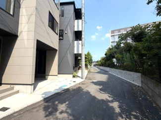 物件の前面道路は幅がしっかりと確保されており車の出入りも安心です。道路沿いはきれいに整備されていて住宅周辺の雰囲気も整っています。角地に立地しているため開放感も感じられます。