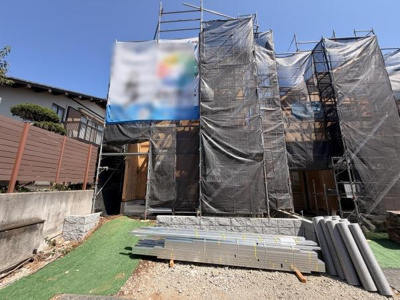 現在建築中の物件で新築ならではの良さを感じられます。足場がしっかり設置され工事の進捗が伺えます。明るい日差しの中工事現場の様子を確認できます。建材もきちんと整然と並べられています。