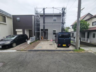 前面道路が広く車の出し入れがしやすい環境です。周囲には住宅が立ち並び落ち着いた雰囲気が感じられます。