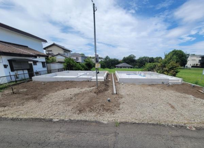 外観は開放感のある広々とした敷地が特徴です。周辺は緑が多くゆとりのあるエリアとなっています。建築中の様子から新たな生活のイメージが広がります。前面道路もゆったりとしていて車の出入りがしやすいです。