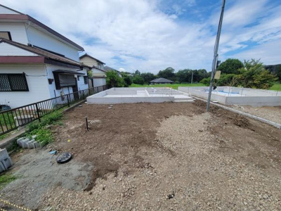 宅地用地としての整備が進んでいる区画です。周囲には緑があり落ち着いた雰囲気を感じられます。道路やインフラにも配慮されており快適な日常をサポートします。隣接地とのバランスも良好です。