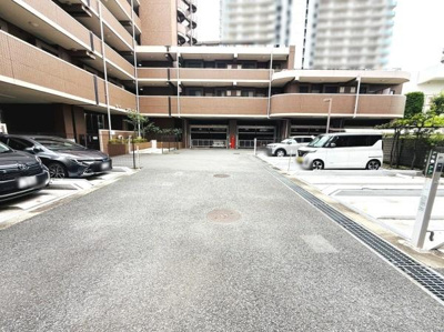 敷地内に駐車場が設けられており車でのアクセスに便利です。舗装も整っており安心してご利用いただけます。周辺が広く駐車しやすいスペースです。明るい印象の駐車場で使い勝手にも配慮されています。