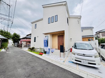 白を基調とした外観が印象的な物件です。窓の配置が整っておりシンプルなデザインが魅力です。前面道路からのアクセスも良好です。玄関周りにはゆとりがあり駐車スペースも確保されています。