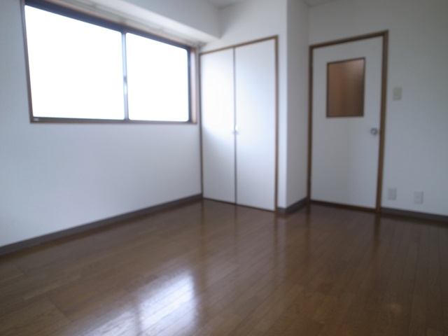 ２面採光ですので、昼間は照明要らず。