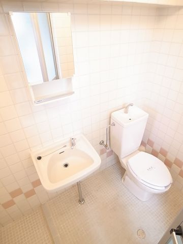 タイルが綺麗なトイレです。