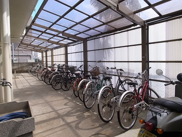 屋根付駐輪場あります