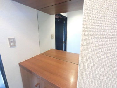 小さいお花などを飾って玄関を明るくしませんか？