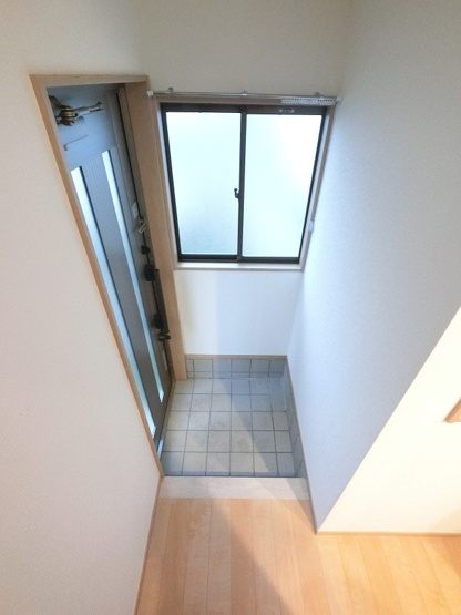 玄関に窓が有ります