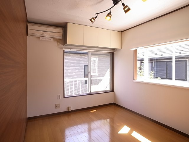 ２階建２階角部屋。陽当り良好。