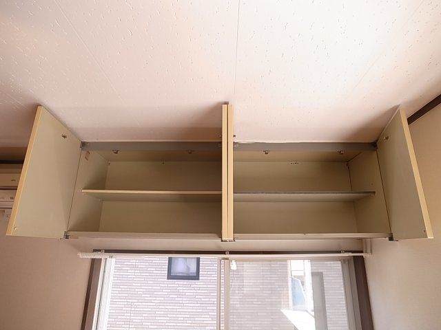 窓上の空間を有効利用のため吊戸棚設置。