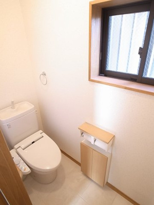 温水洗浄便座付きのトイレです。棚付きのペーパーホルダーなのでスマートフォンなどの小物を於ける仕様になっております。