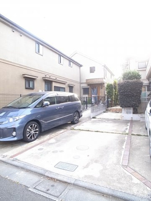 玄関までフラットアプローチの駐車場（1台駐車可）