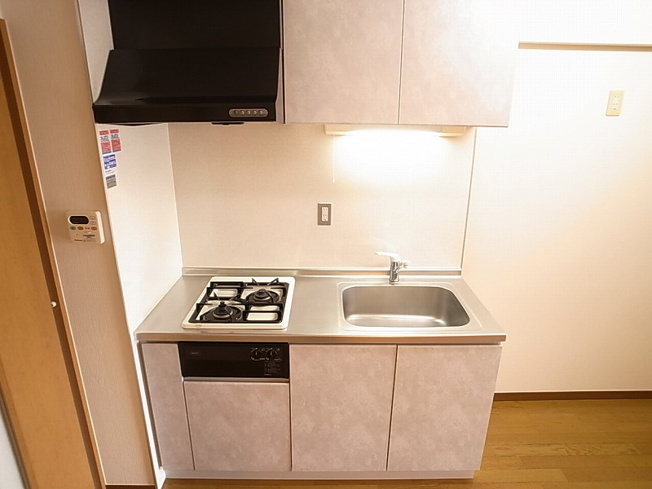 キッチンには二口コンロが設置されています。お料理も楽しめます！
※入居中のため、同タイプのお部屋の写真になります。