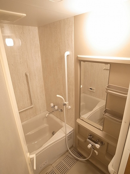 シャワー付きの綺麗なお風呂場です