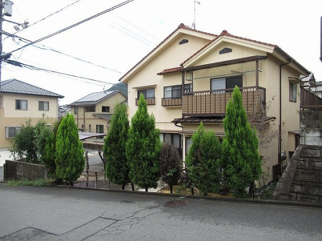 モダンな外観で、日当たりの良い角住戸となります。
