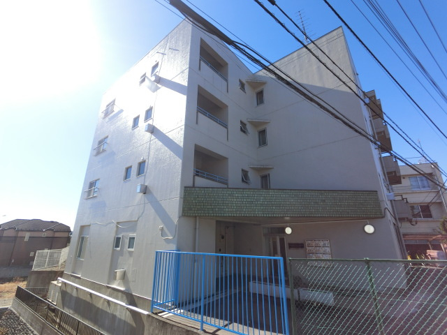 高台にある賃貸マンション。日当たり良好です。道路とは反対側のお部屋なので閑静です。