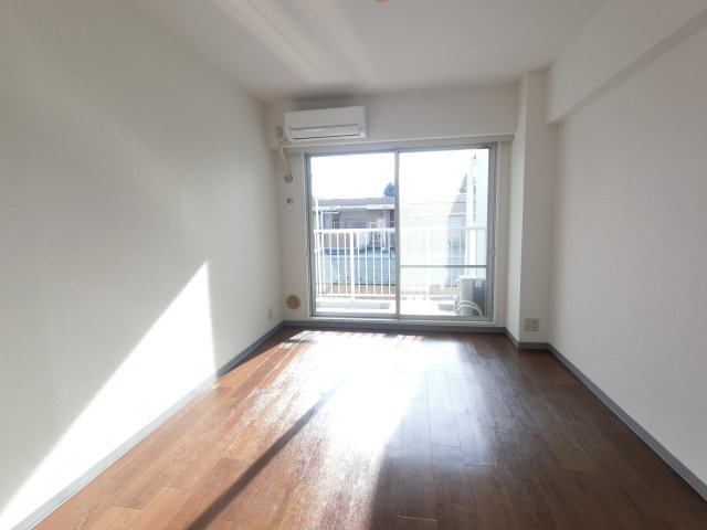 南向きに面しているため日当たりの良い洋室となっております。