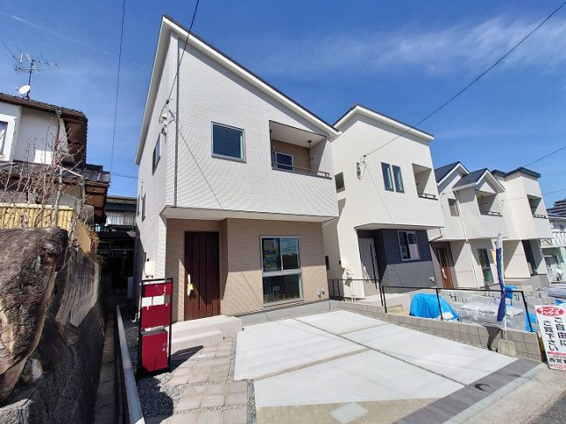 玄関前には宅配ボックスつき郵便受けを設置済み