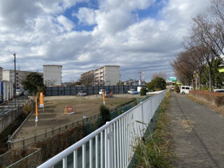 歩道と土地が離れているので、歩行者を気にしなくても平気ですね